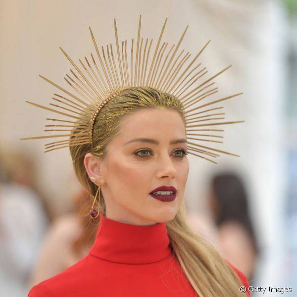 Make Amber Heard Met Gala 2018: contorno e iluminador bem destacados no visual com sobrancelhas sutilmente preenchidas (Foto: Getty Images)